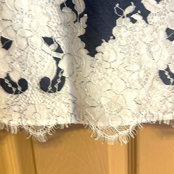 Vince Comuto navy & white lace top size M - Picture 5 of 5